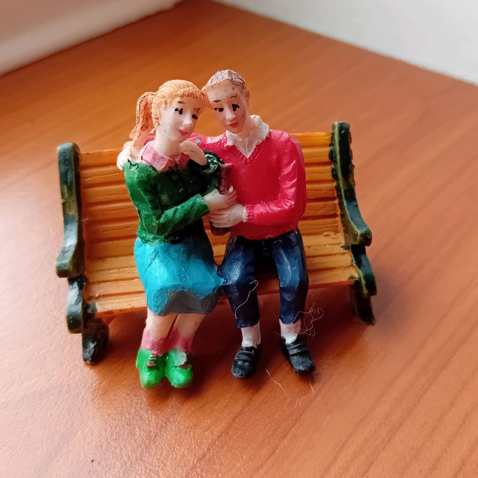 Kerstfiguur verliefd stelletje op bank voor Kerstdorp, Ophalen of Verzenden, Nieuw