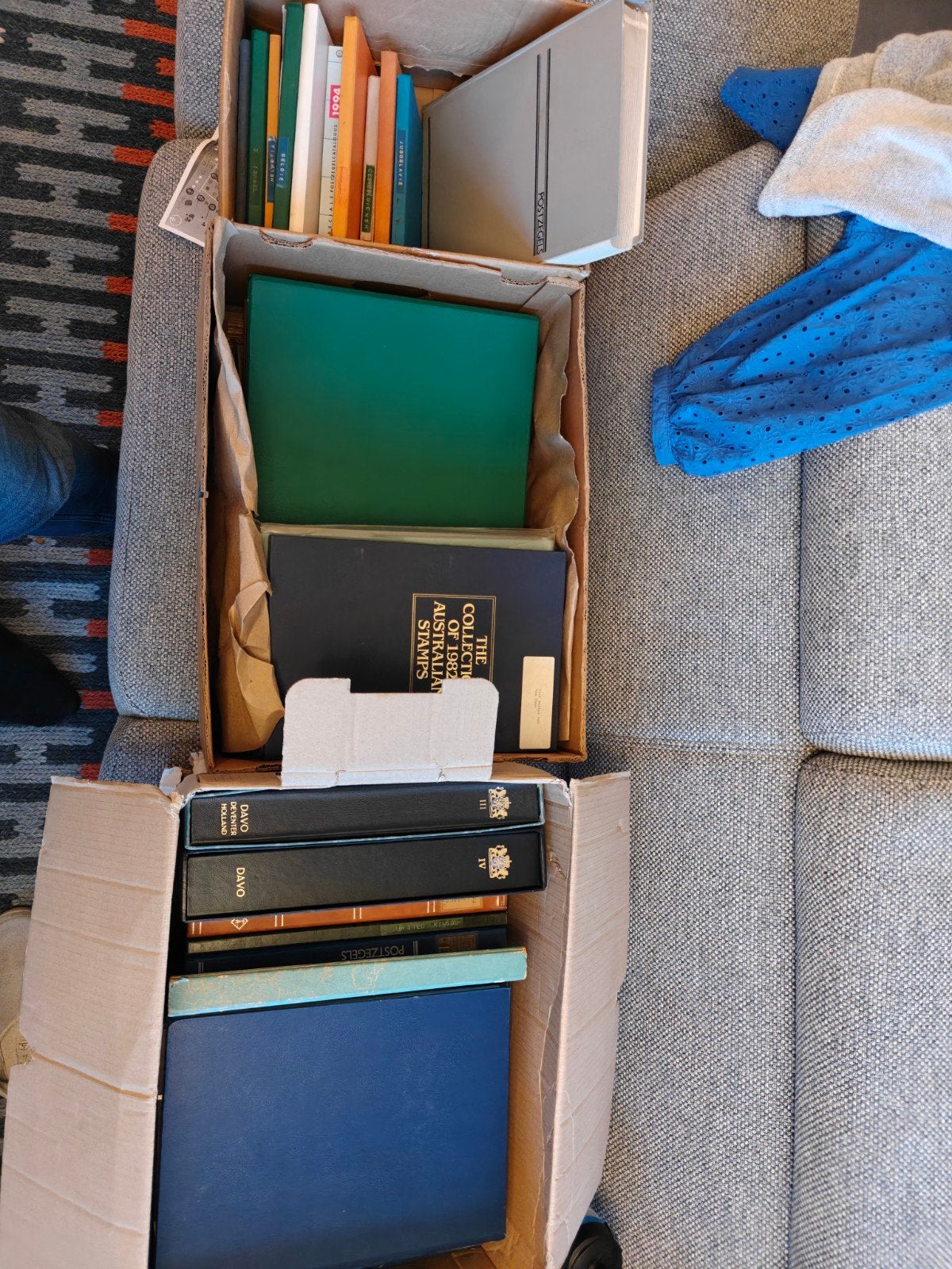 Drie verhuisdozen vol met postzegels en albums, Ophalen