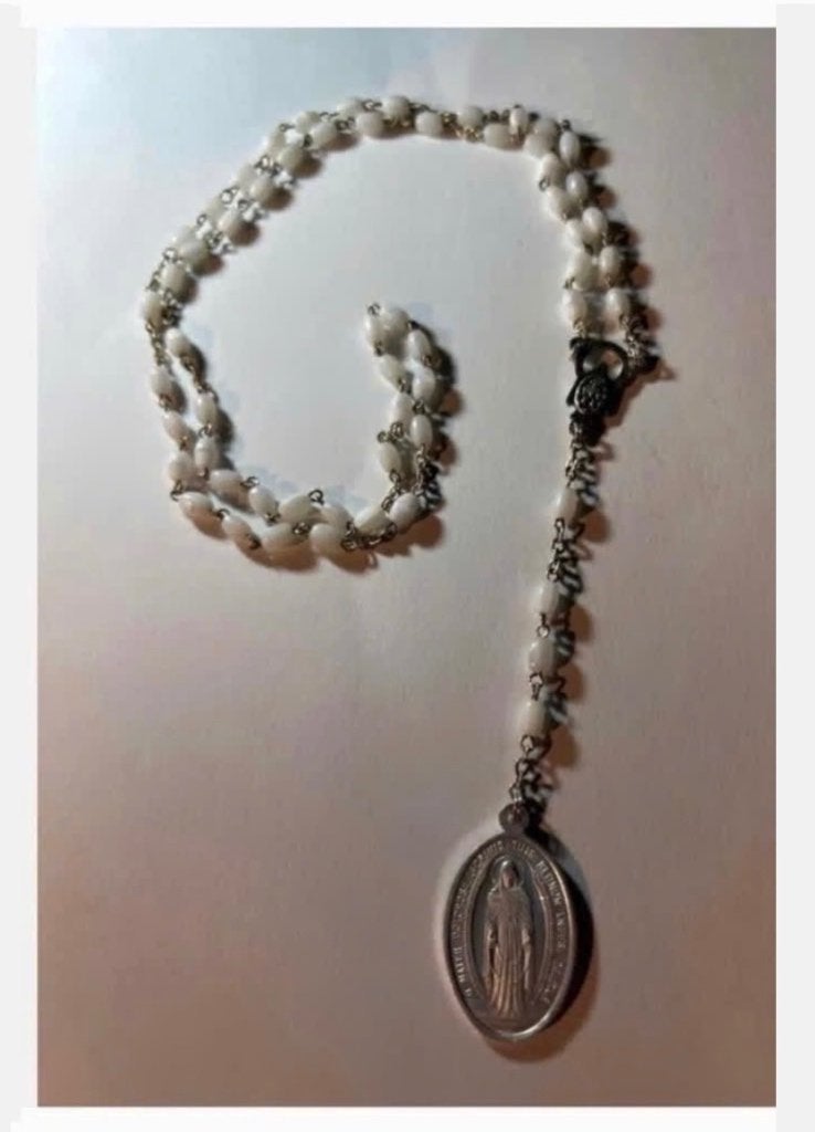 Rozekrans Maria Dolorosa met witte kralen, Ophalen of Verzenden, Zo goed als nieuw, Kaart of Prent