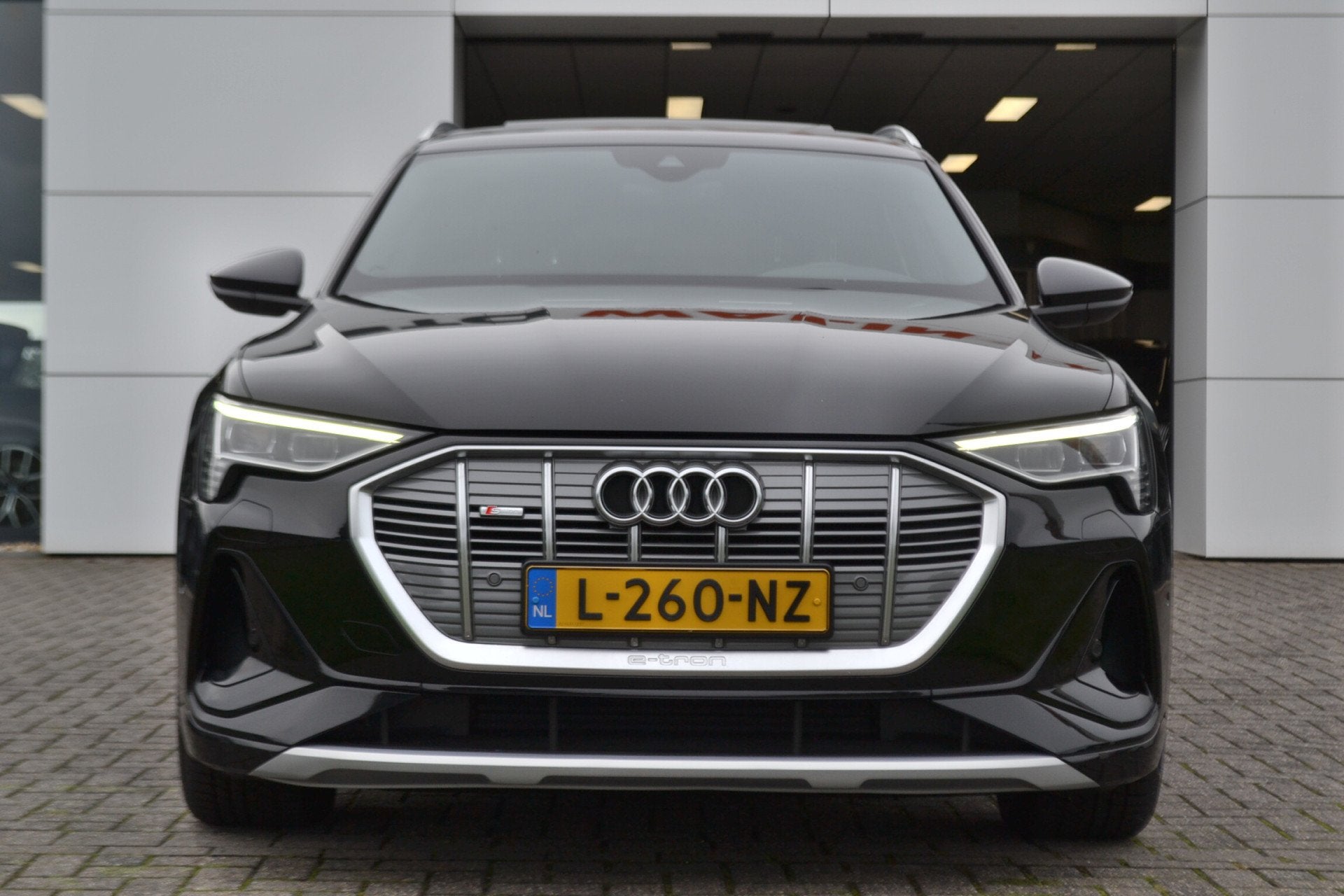 Audi e-tron 55 quattro S-Line 95 kWh Panoramdak | Trekhaak |, Auto's, Automaat, Zwart, 95 kWh, Leder en Stof