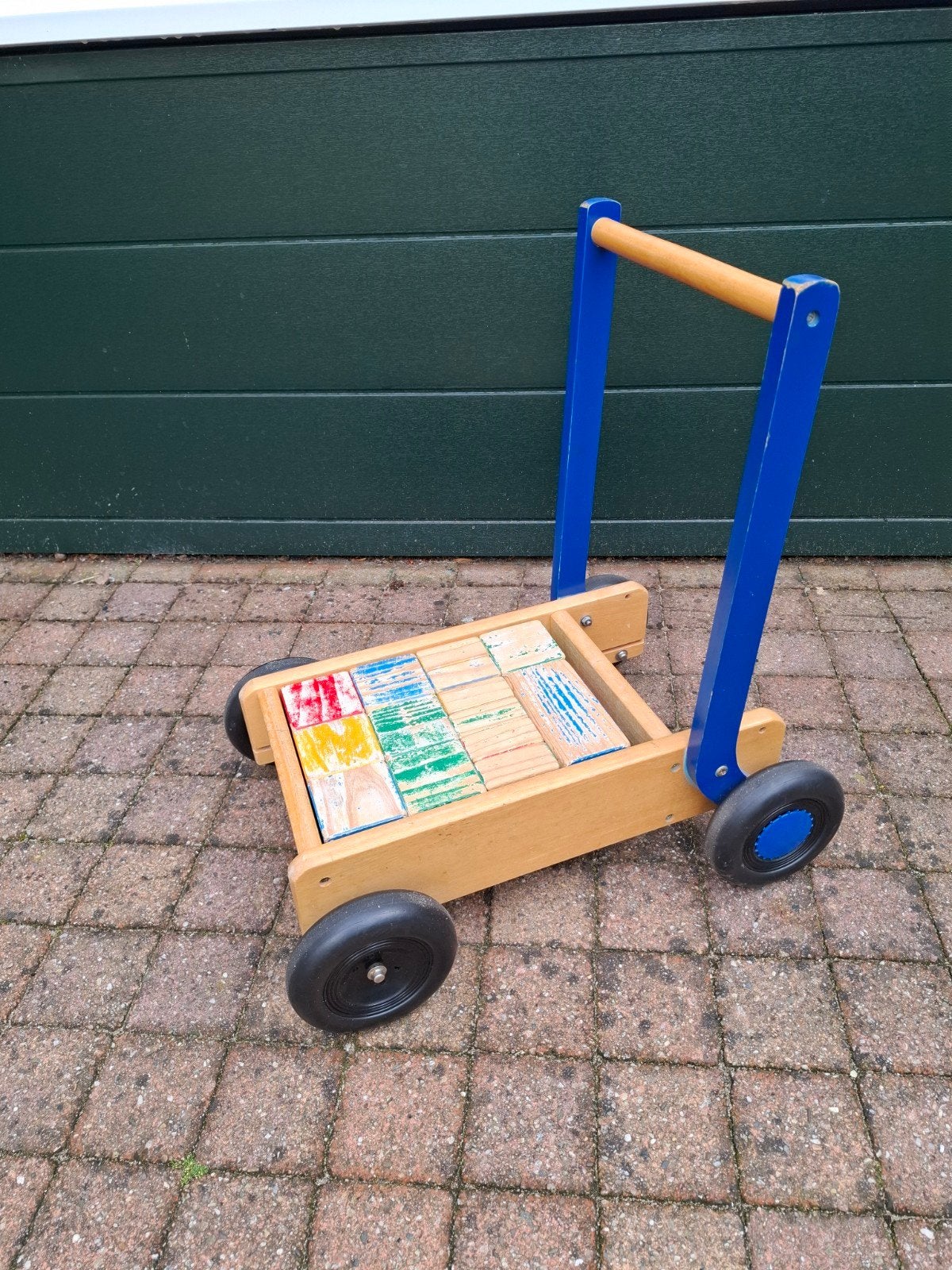 Houten loopwagen met bouwblokken, Ophalen of Verzenden, Gebruikt, Duw- of Trekspeelgoed