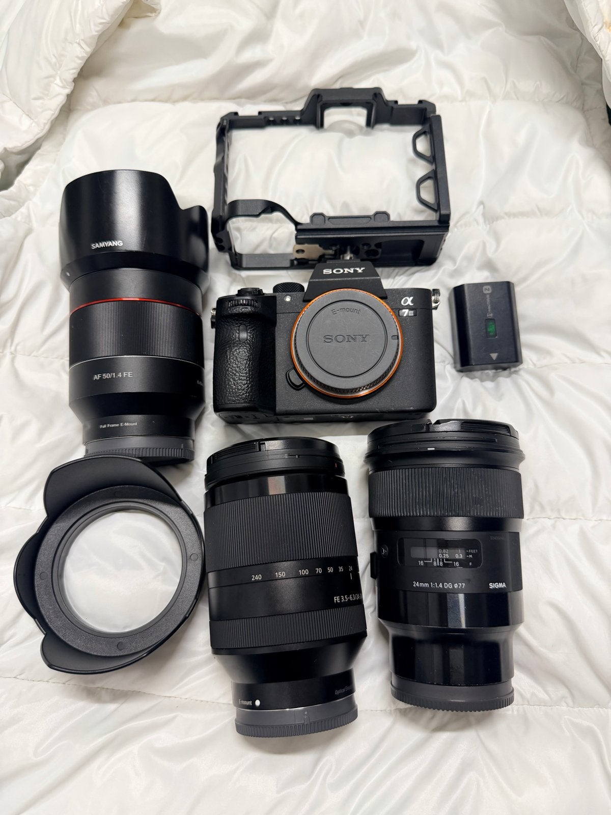 Sony A7III Systeemcamera Bundel met 2 Lensen en Cage, Ophalen, Zo goed als nieuw, Accu, Sony