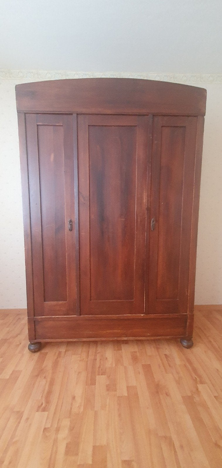 Duitse linnenkast . hoog 2.02 m breed 1.30 diepte 6o cm ., Ophalen