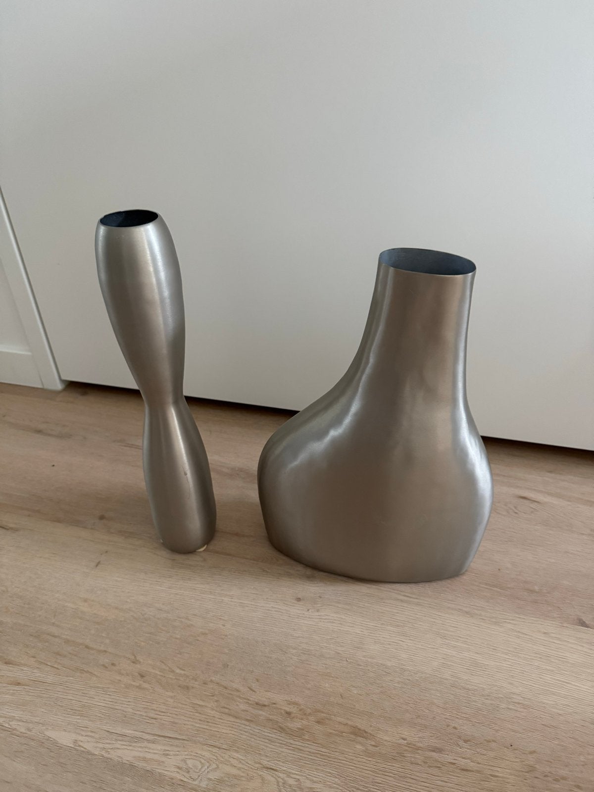 Set van 2 metalen design vazen - 38 en 40 cm hoog, Huis en Inrichting, Gebruikt, Ophalen of Verzenden, Metaal, Geschikt voor droogbloemen