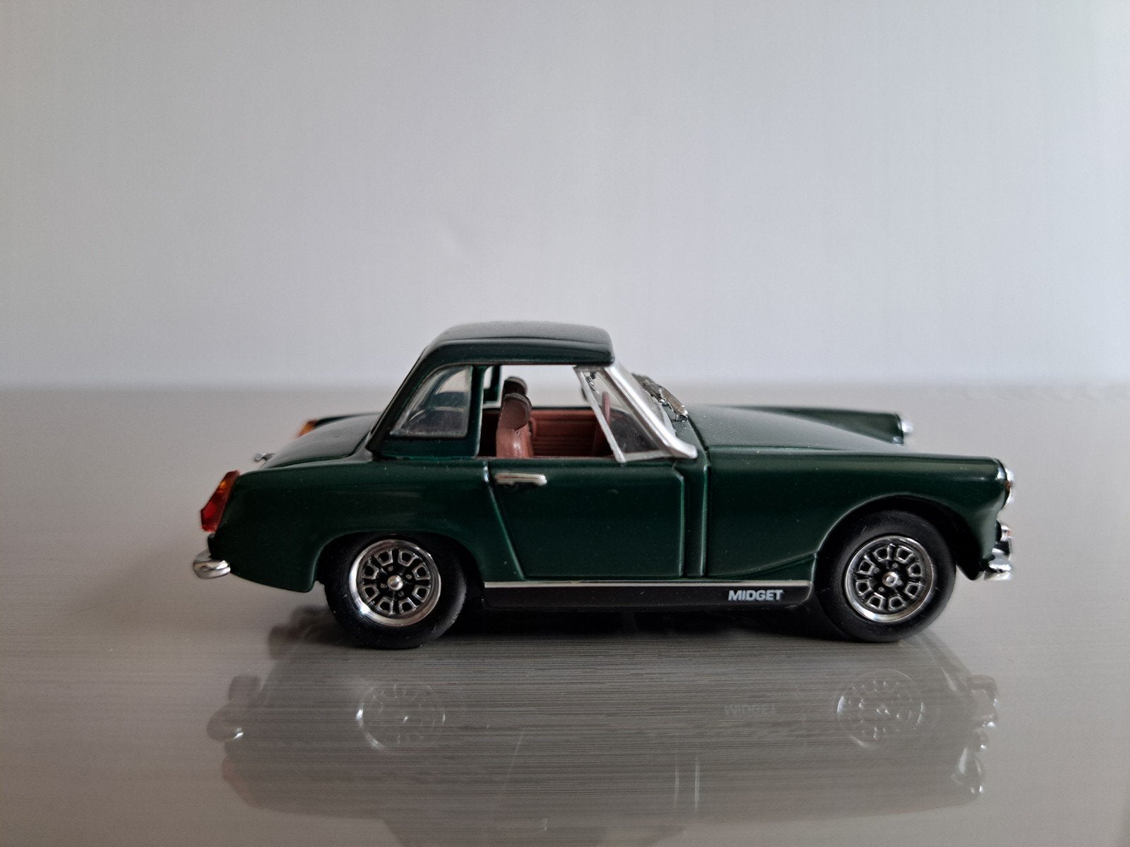 MG Midget MKIV hardtop uit 1969. 1:43, nieuw, Ophalen of Verzenden, Nieuw, Auto, Overige merken