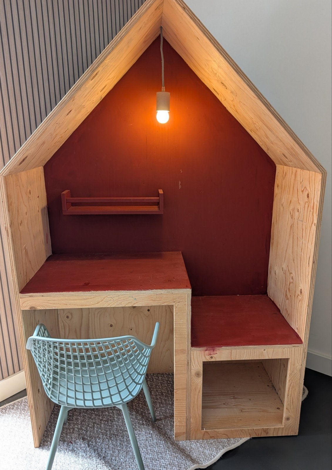 Op maat gemaakt houten huisje met bureau en verlichting, Ophalen, Zo goed als nieuw, Hout