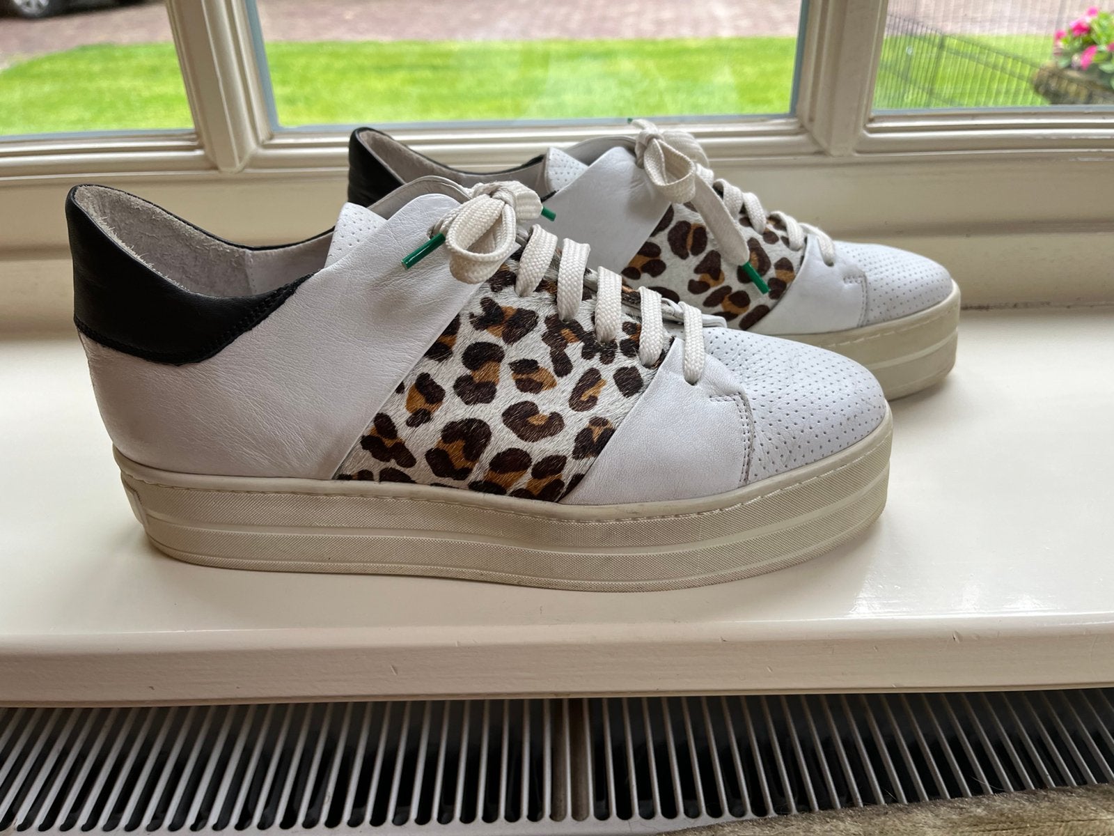 Via vai sneakers wit leer met panter print huid maat 42, Wit, Ophalen of Verzenden, Sneakers of Gympen, Zo goed als nieuw