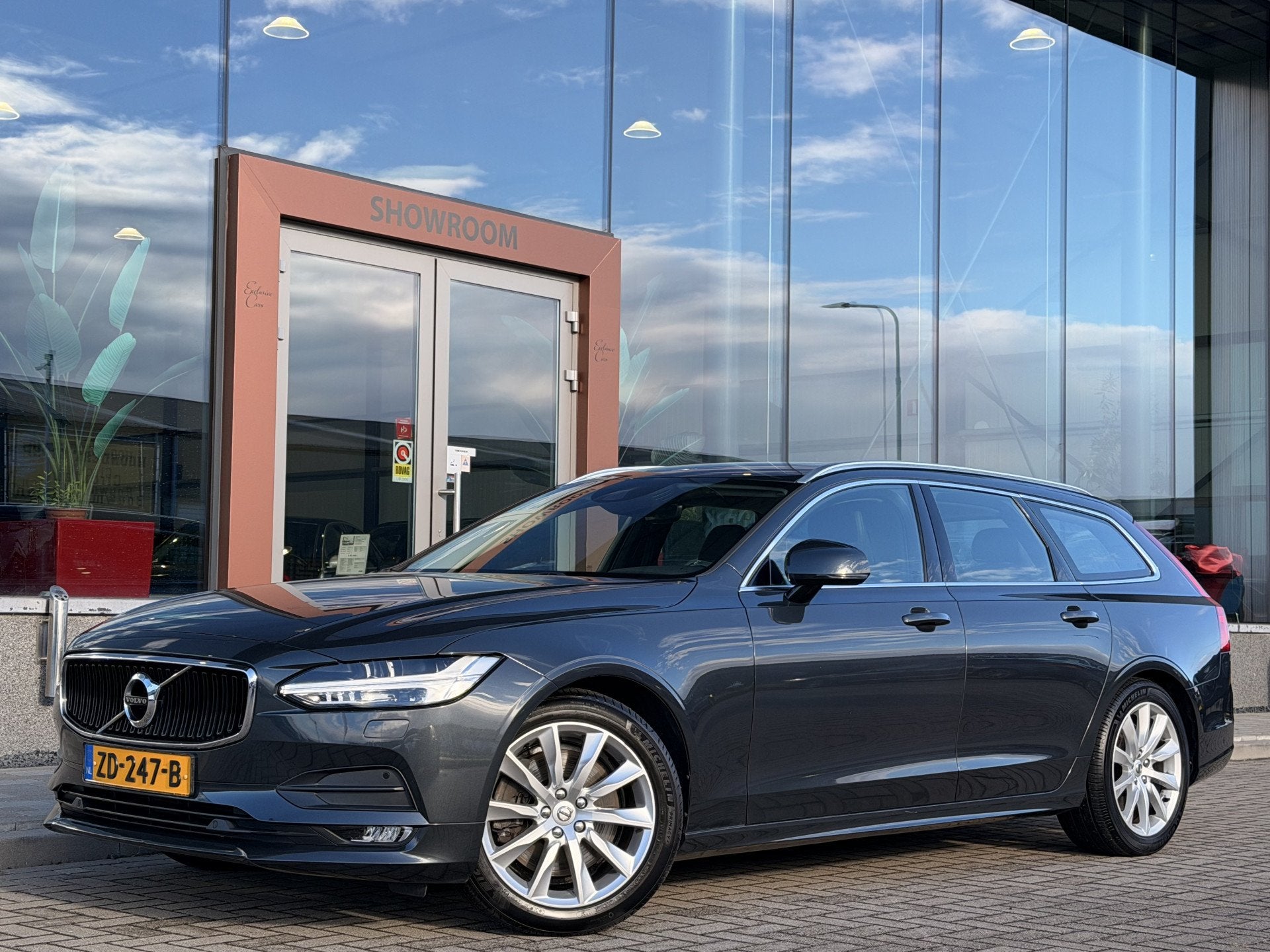Volvo V90 2.0 T4 Momentum | Apple Carplay | ACC | Elek. Trek, 15 km/l, 1969 cc, 1616 kg, 93 €/maand