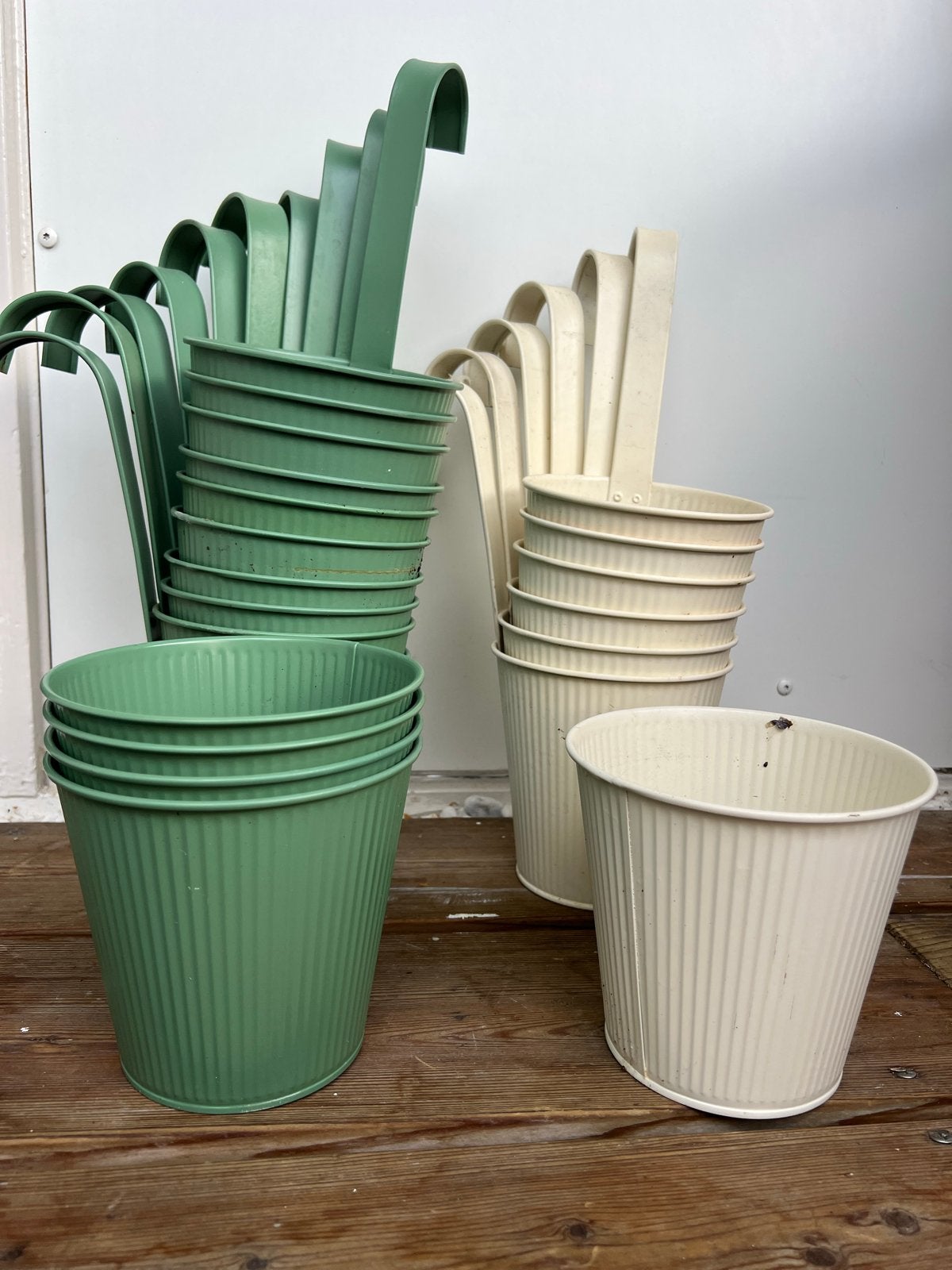 21 metalen bloempotjes met haken, groen en crème, Tuin en Terras, Ophalen, Gebruikt, Balkon, Rond