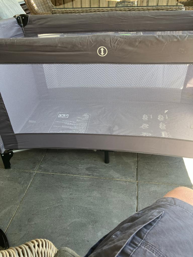 Bambino campingbedje  - Grijs, Inklapbaar en Draagbaar, Kinderen en Baby's, Babywiegjes en Ledikanten, Gebruikt, Reisbedje, Ophalen of Verzenden