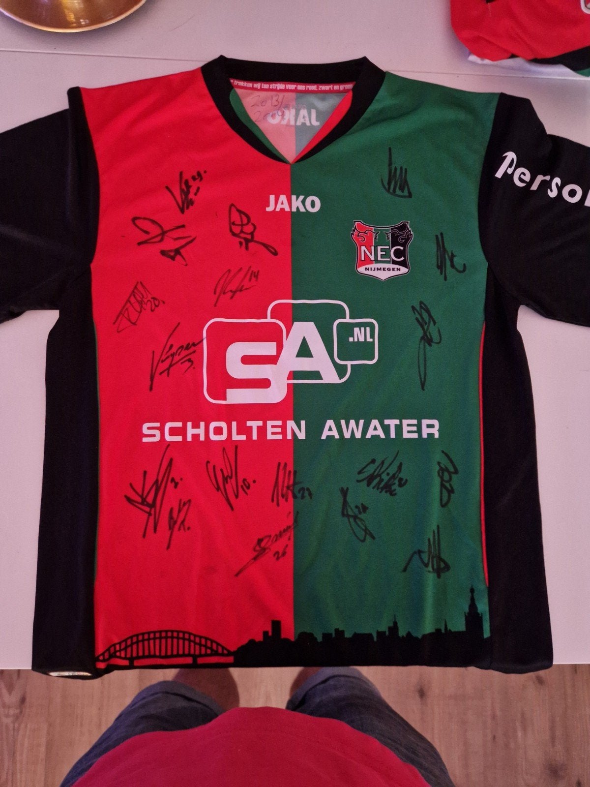 Gesigneerd NEC Nijmegen shirt - Rood/Groen, Maat L, Ophalen of Verzenden, Zo goed als nieuw, Shirt