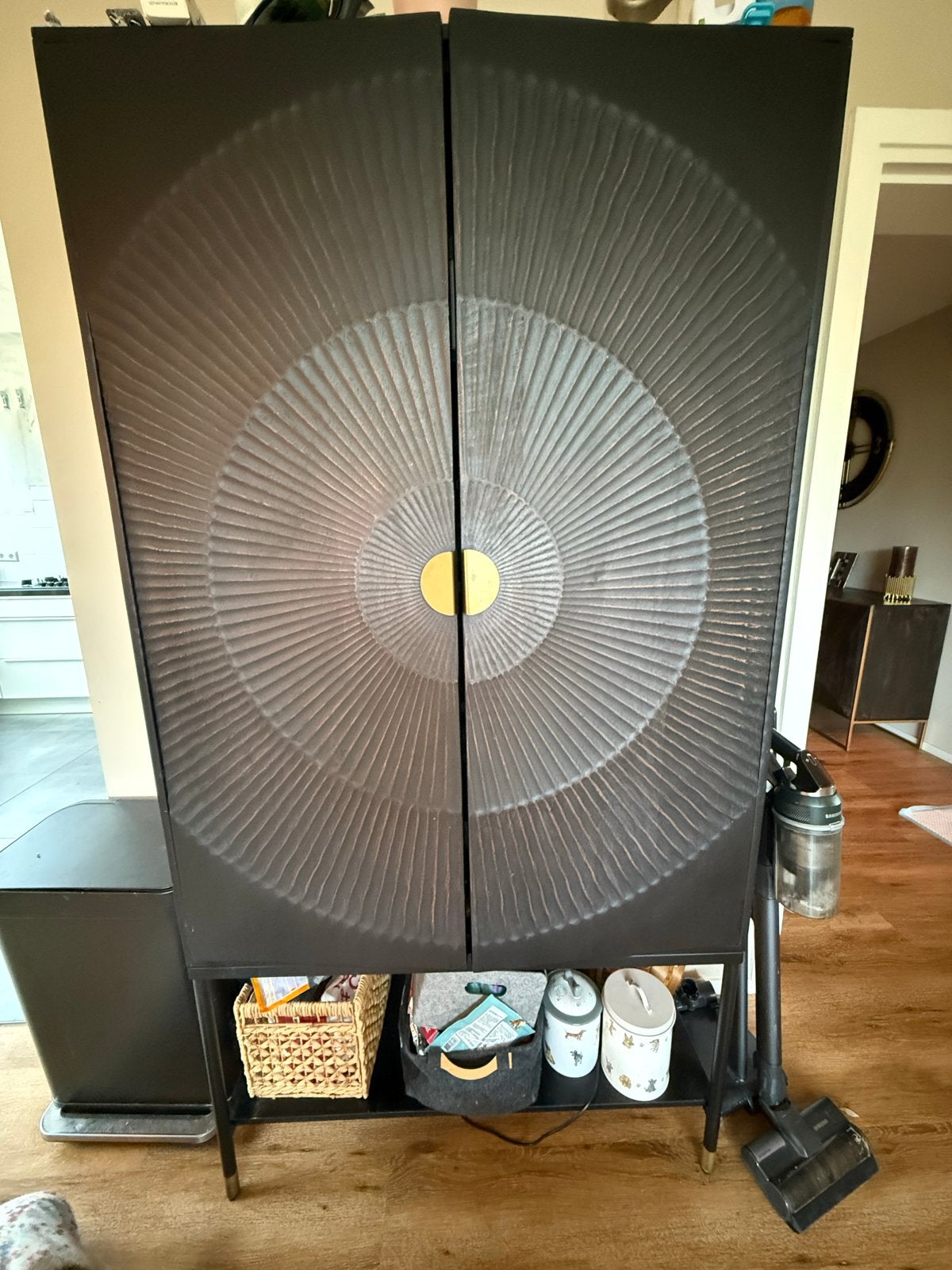 Zwarte Kast met Gouden Details en Uniek Reliëf, Ophalen, Zo goed als nieuw