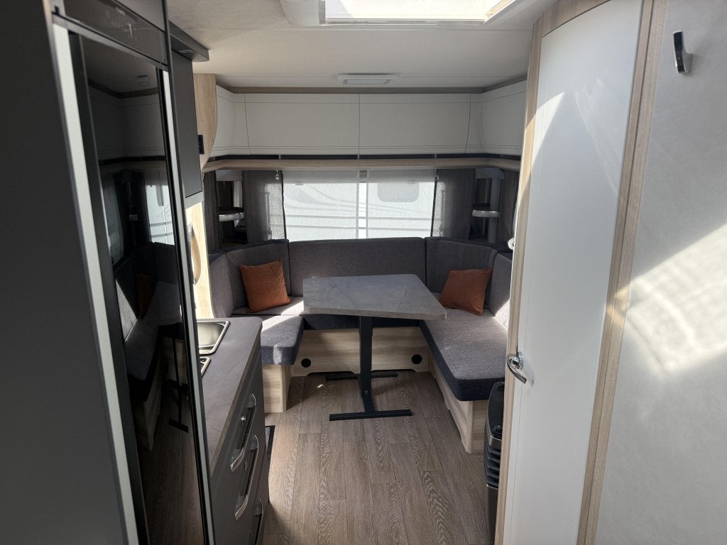 Hobby De Luxe 495 UL 2026 Nieuw en met mover!, Rondzit, Hobby, Bedrijf, Schokbreker