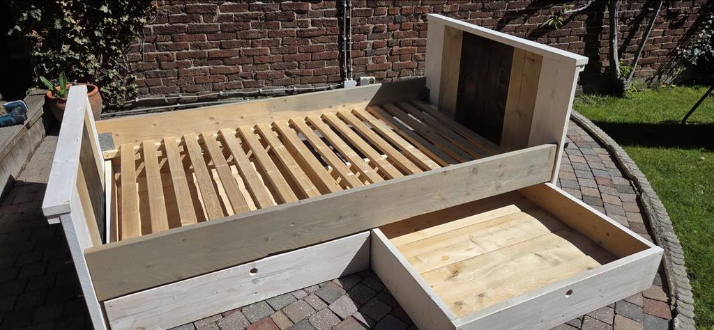 Steigerhouten twijfelaar bed met twee lades, Gebruikt, 210 cm, Steigerhout, Ophalen of Verzenden