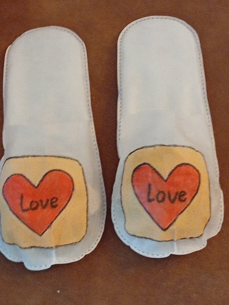 Zelfbeschilderde (wegwerp) sloffen met love erop 1 maat, Kleding | Dames, Overige Dameskleding, Ophalen of Verzenden, Nieuw