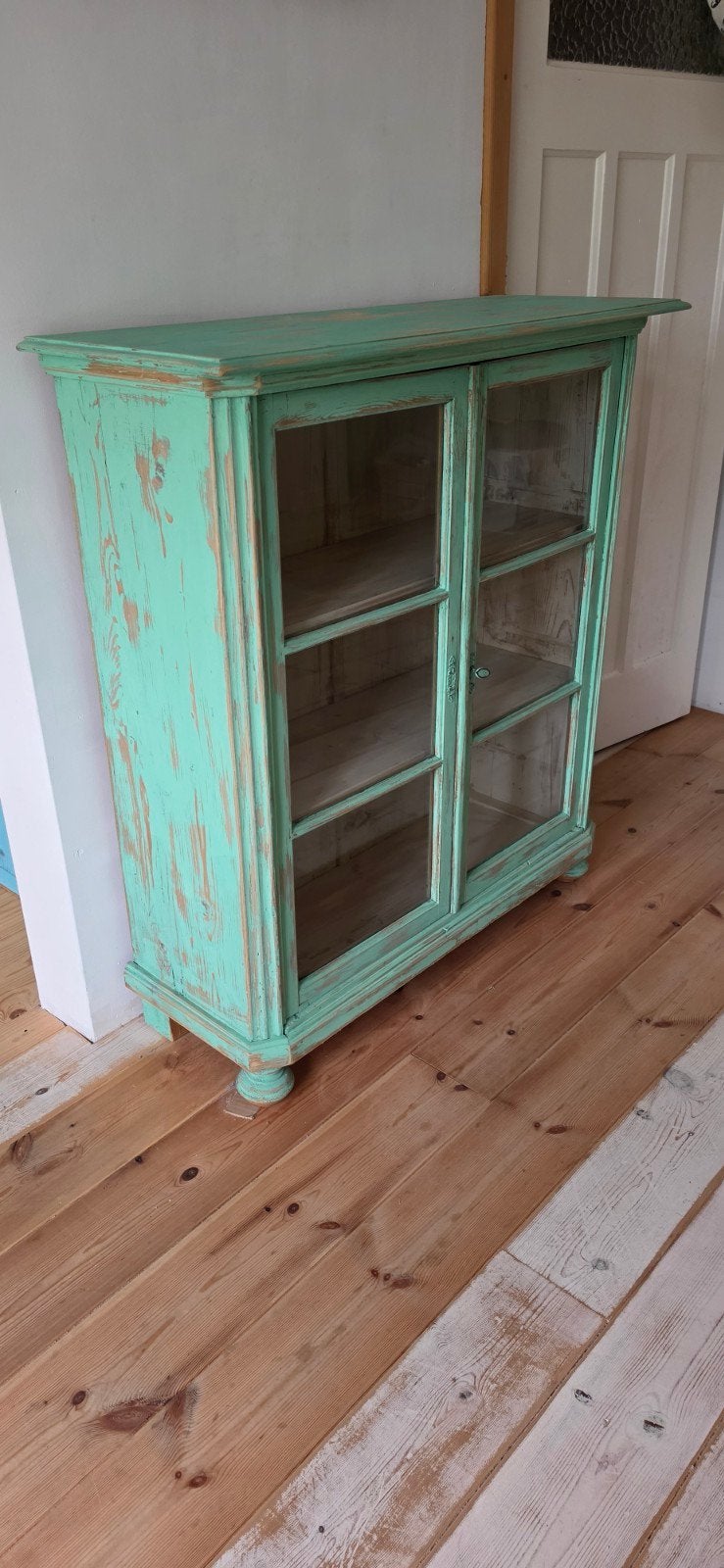 Antiek boho / Ibiza grenen vitrinekastje, Ophalen, 100 tot 150 cm, Landelijk, boho, Ibiza, 25 tot 50 cm