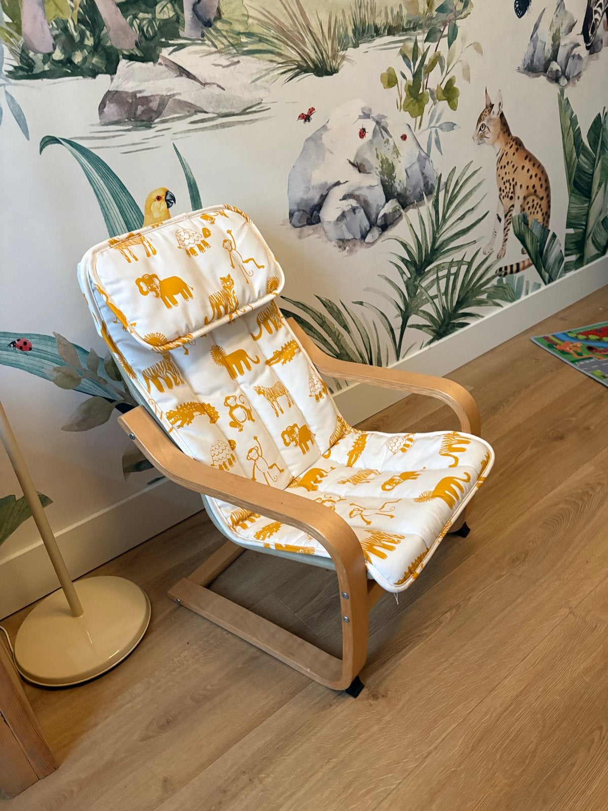 IKEA Poäng kinderfauteuil met jungleprint kussen, Kinderen en Baby's, Ophalen, Zo goed als nieuw, Stoel