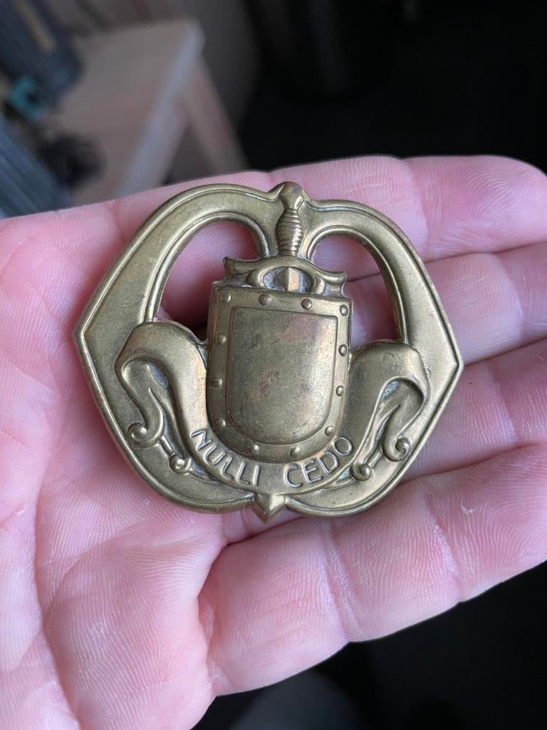 Baret embleem Nulli Cedo met buiglippen, Verzamelen, Ophalen of Verzenden, Landmacht, Nederland, Embleem of Badge