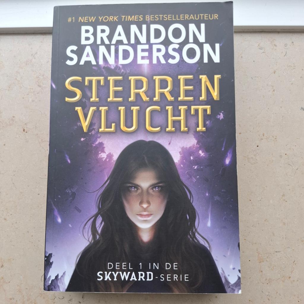 Brandon Sanderson - Sterrenvlucht, Ophalen of Verzenden, Gelezen, Brandon Sanderson
