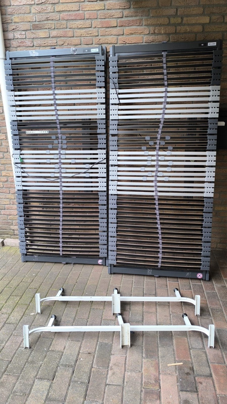 Twee nette elektrische verstelbare lattenbodems 90x200 cm, Ophalen, Gebruikt, 90 cm, Eenpersoons