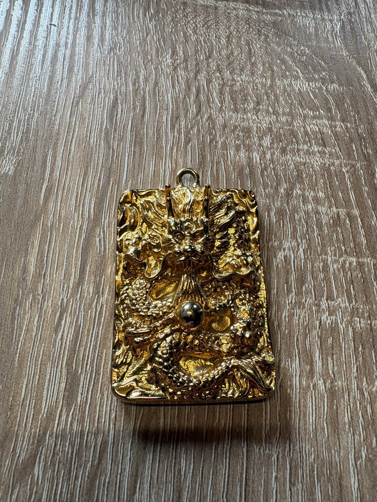 Gouden draak hanger met Chinese karakters, Ophalen of Verzenden, Zo goed als nieuw, Goud, Dier