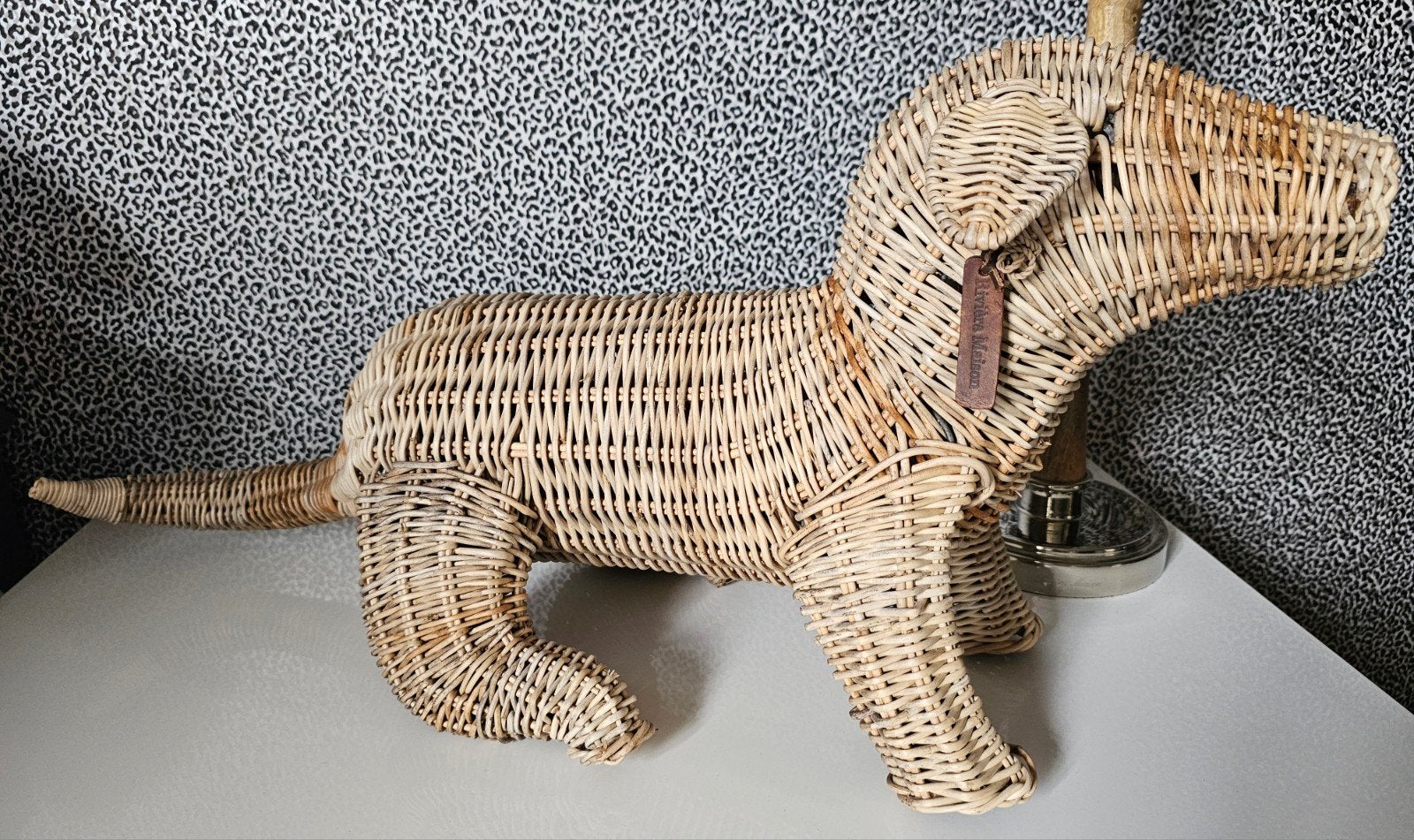 RIVIERA MAISON; MOOIE GROTE RATTAN HOND € 25,-, Ophalen, Zo goed als nieuw, Hond of Kat, Beeldje of Figuurtje