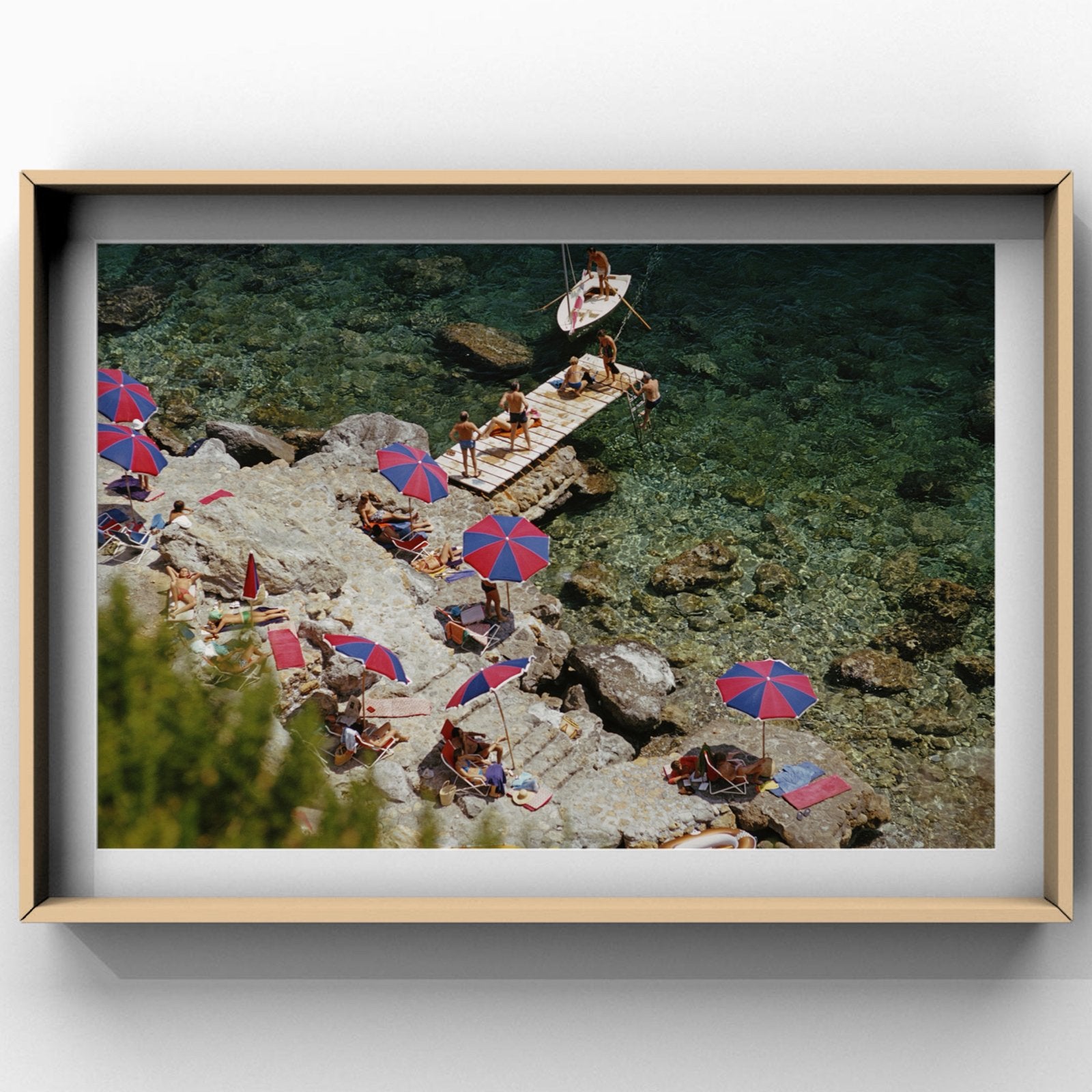 Il Pellicano Beach (1973) door Slim Aarons | retro vintage, Minder dan 50 cm, Ophalen of Verzenden, Zo goed als nieuw, Foto of Poster