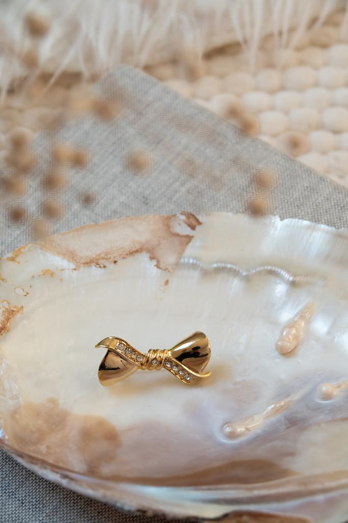 Vintage strik broche speld goudkleur messing, Overige materialen, Minder dan 4 cm, Ophalen of Verzenden, Zo goed als nieuw