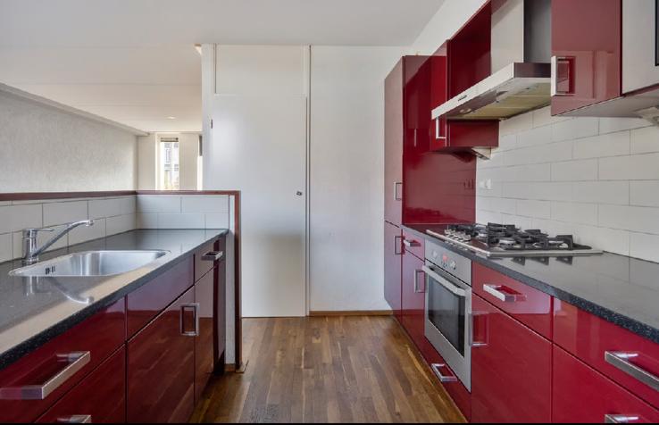 Moderne rode keuken met inbouwapparatuur, Huis en Inrichting, Ophalen, Gebruikt, Graniet of Steen, Dubbelwandige keuken