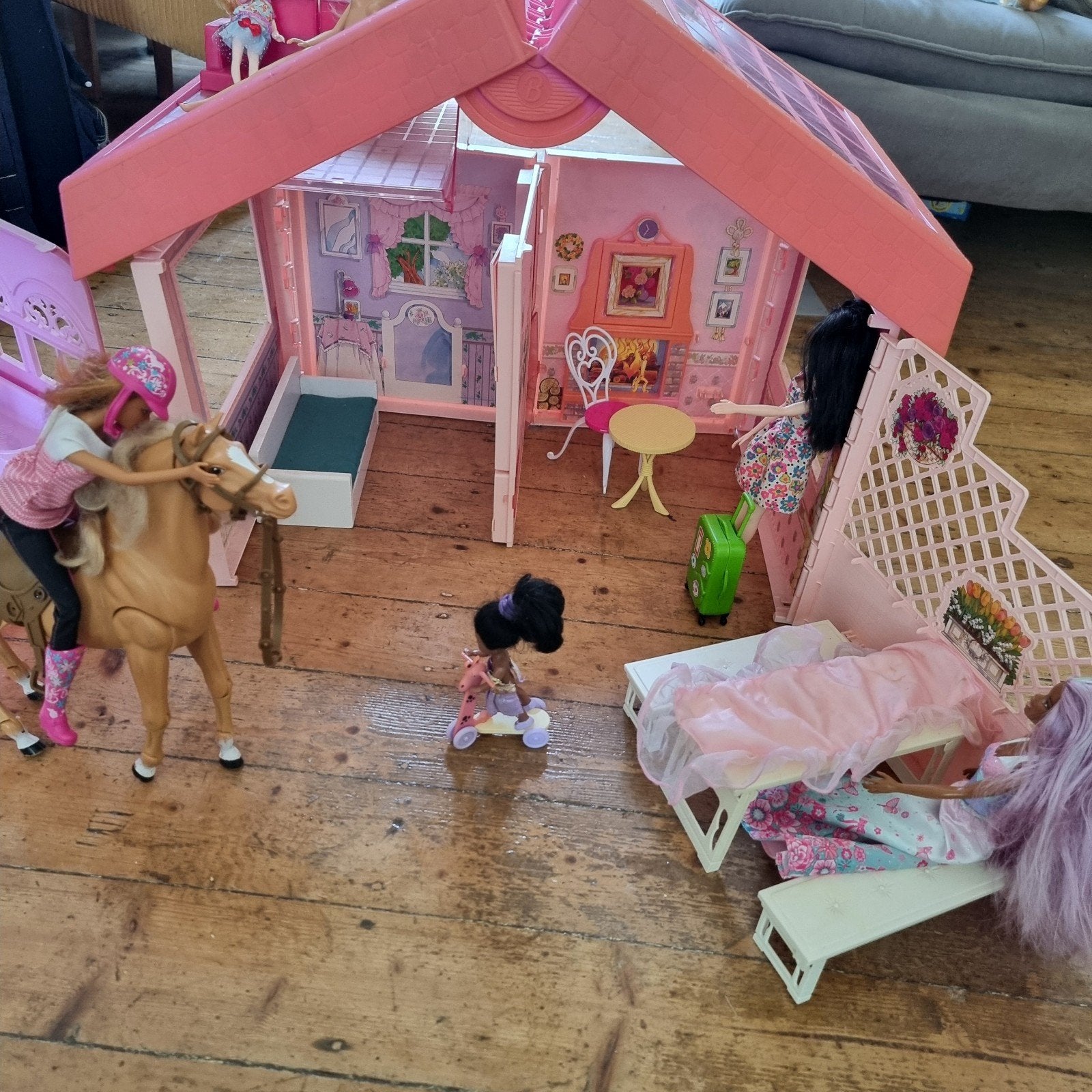 Veel barby fun and fold poppenhuis, princess set poppen enz, Ophalen of Verzenden, Poppenhuis