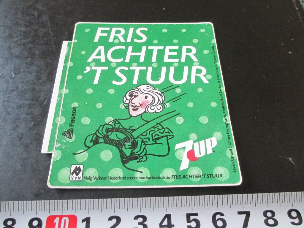 sticker VVN fris achter 't stuur vrouw auto stuur 7-up, Verzamelen, Ophalen, Zo goed als nieuw