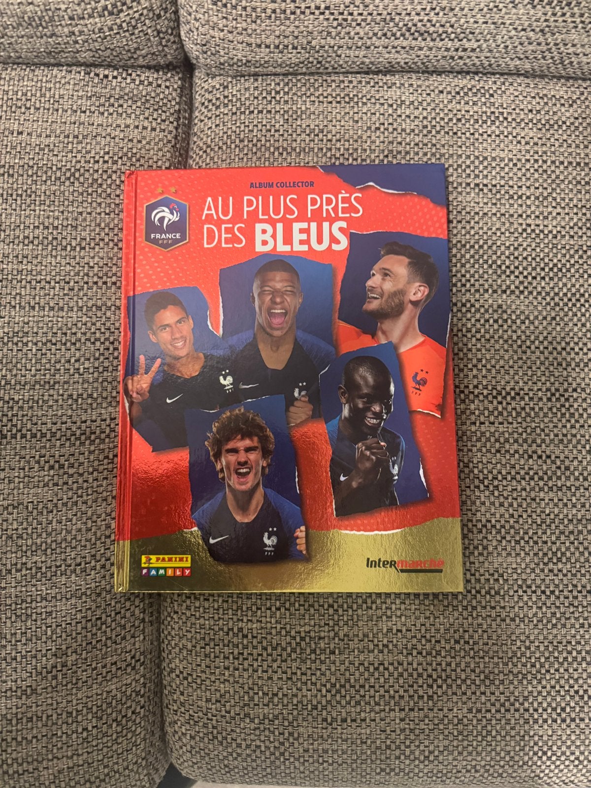 Compleet Panini Au Plus Pres Des Bleus Album, Ophalen of Verzenden, Zo goed als nieuw, Buitenlandse clubs, Poster, Plaatje of Sticker
