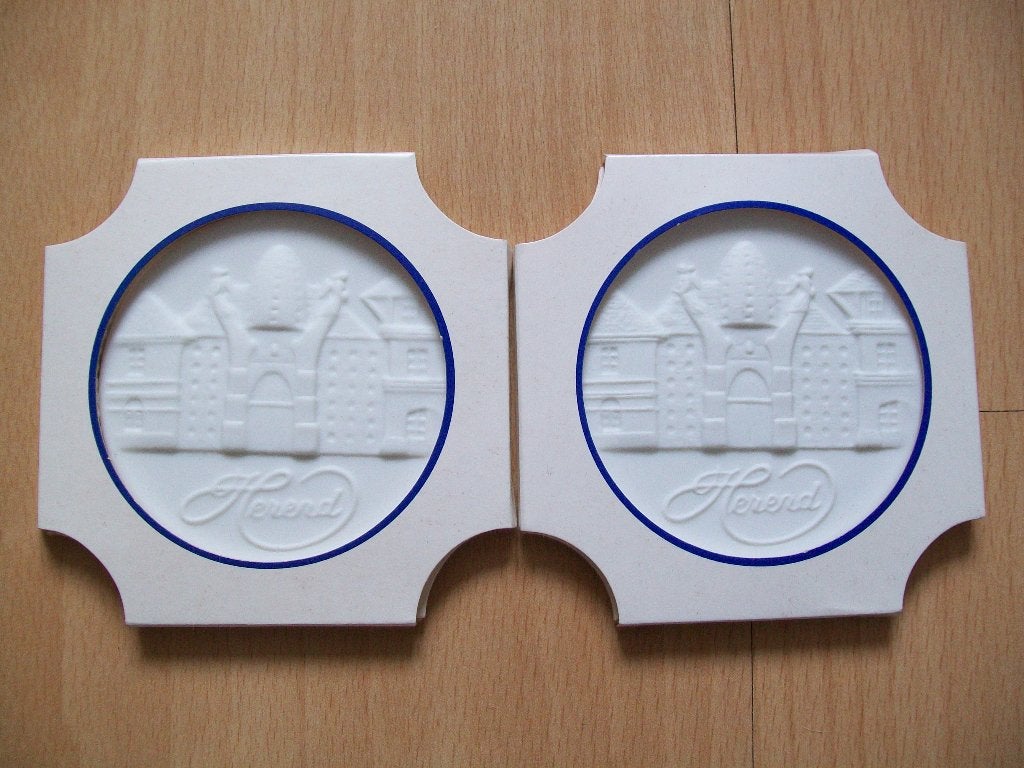 Porselein porseleinen plaque uit Herend Hongarije Ø: 6,5 cm, Ophalen of Verzenden