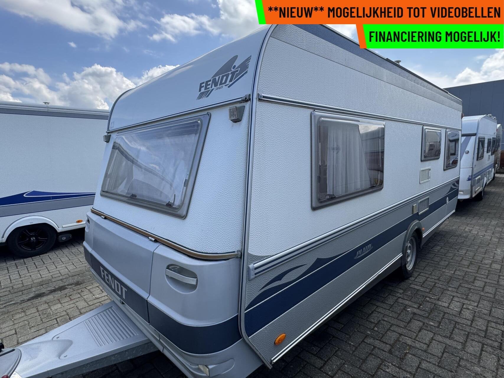 FENDT PLATIN PLATIN 530 ENKELE BEDDEN + RONDZIT + VOORTENT, Caravans en Kamperen, 7 tot 8 meter, Bedrijf, Fendt, Hordeur