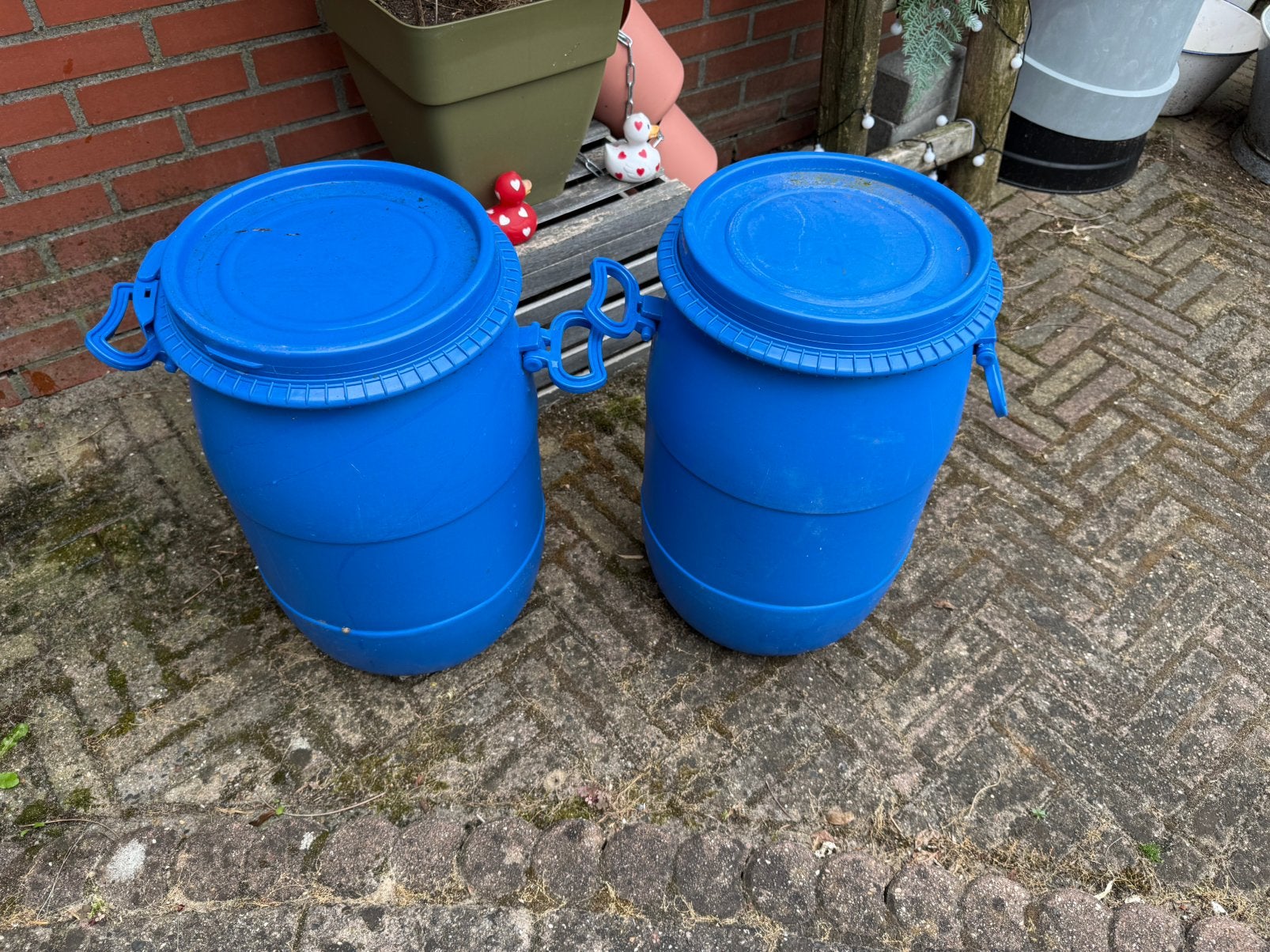 2 blauwe bewaar tonnen voor bijv voer, Doe-het-zelf en Verbouw, Kratten en Dozen, Ophalen, Doos, Minder dan 35 cm, Zo goed als nieuw