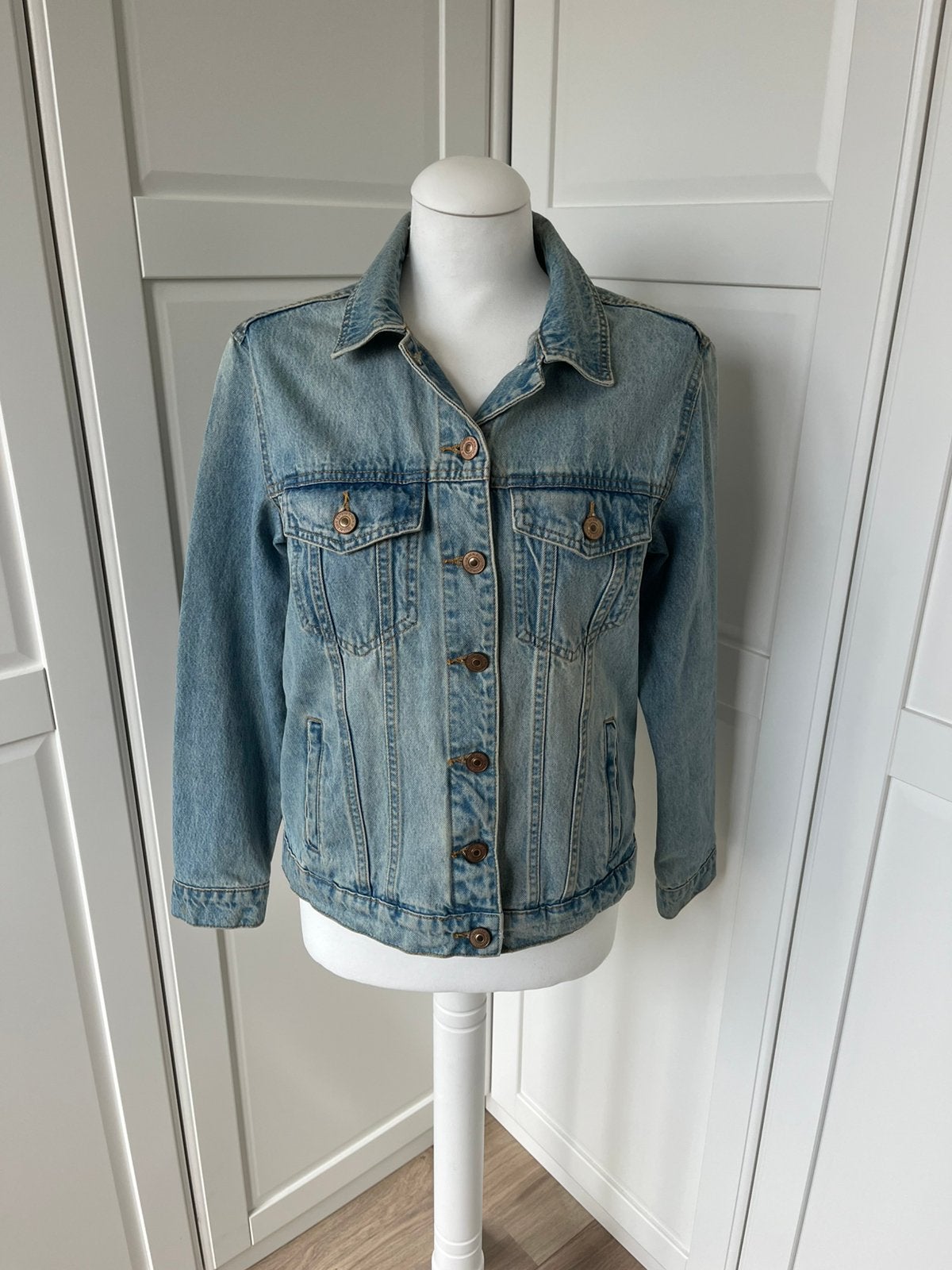 Bershka spijkerjas, Ophalen of Verzenden, Zo goed als nieuw, Maat 36 (S), Blauw