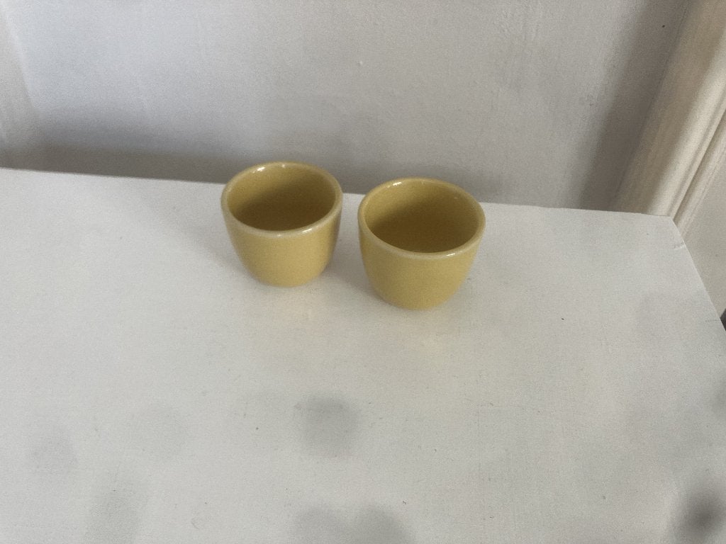 Twee Vintage, gele eierdoppen, Huis en Inrichting, Keramiek, Overige typen, Ophalen of Verzenden, Zo goed als nieuw