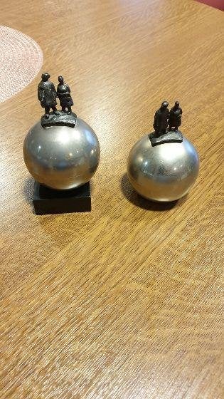 2 bollen / bol met ouder echtpaar er op corry ammerlaan, Ophalen