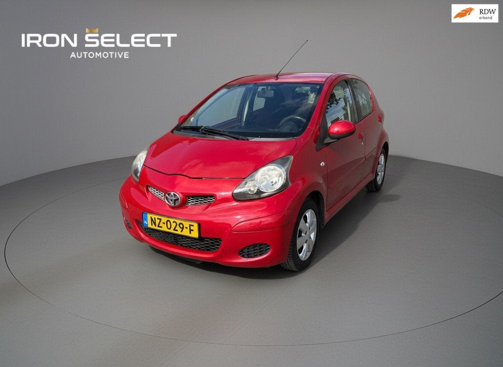 Toyota Aygo 1.0-12V Now NIEUW KOPPELING IAPK TOT JULI 2027I, Auto's, Voorwielaandrijving, Euro 5, Gebruikt, 4 stoelen