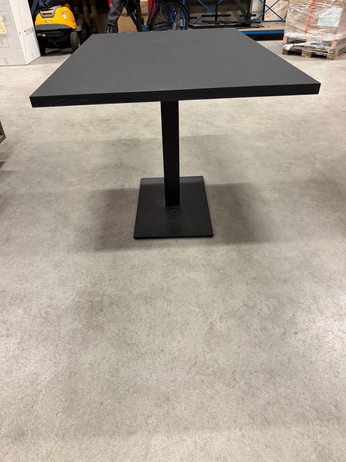 Tafel op monozuil. 120x80 76 cm hoog. Blad zwart softtouch, Ophalen, Zo goed als nieuw, Rechthoekig, 50 tot 100 cm