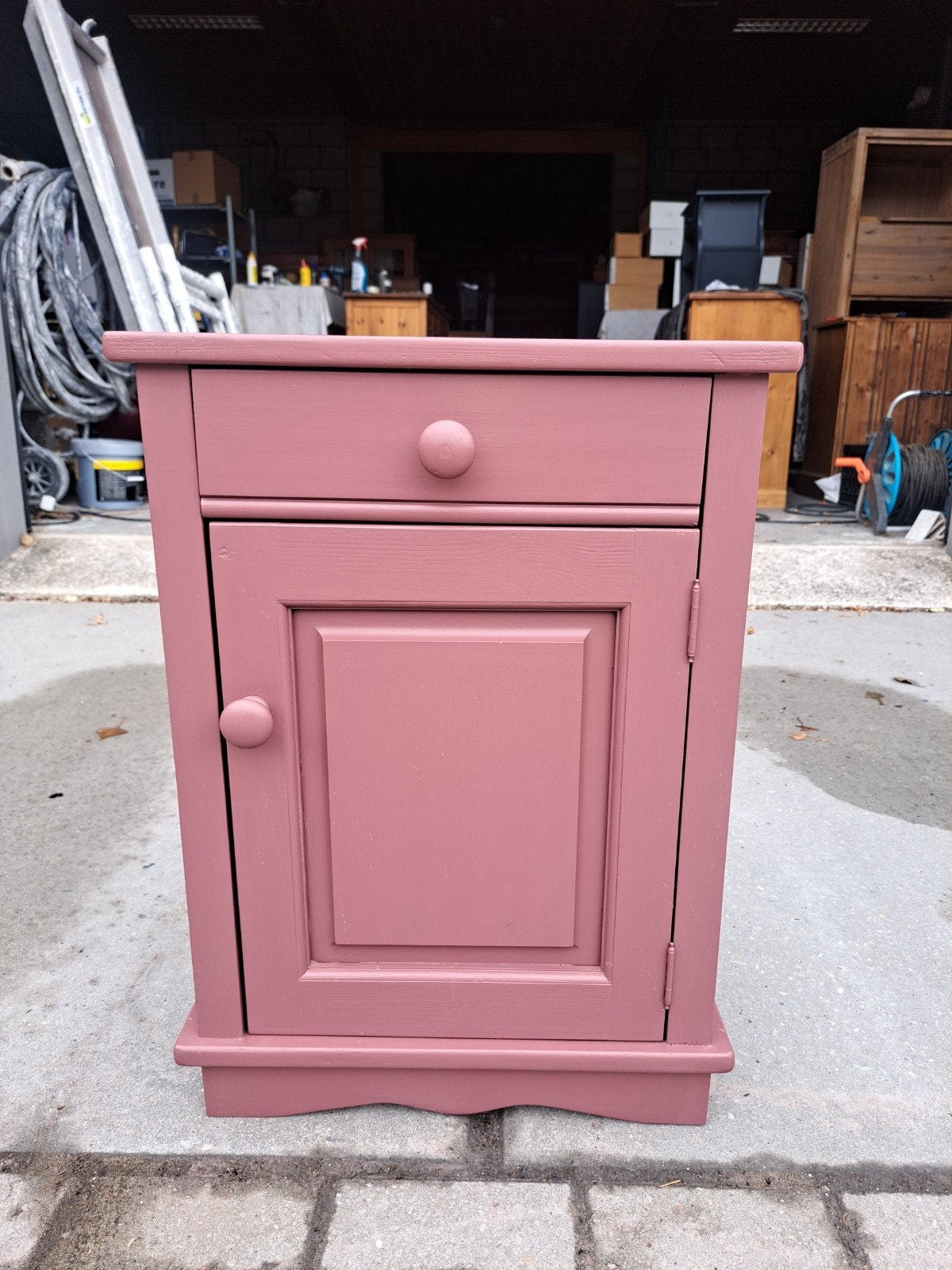 Houten nachtkastje roze, Huis en Inrichting, Slaapkamer | Nachtkastjes, Ophalen, RoDeKo Volendam, R.kooij65@gmail.com, 55 tot 70 cm