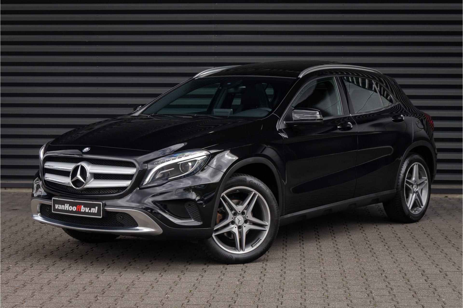 Mercedes-Benz GLA 180 Urban 18'' AMG - Panoramadak - Xenon, Gebruikt, 4 cilinders, 715 kg, Leder en Stof