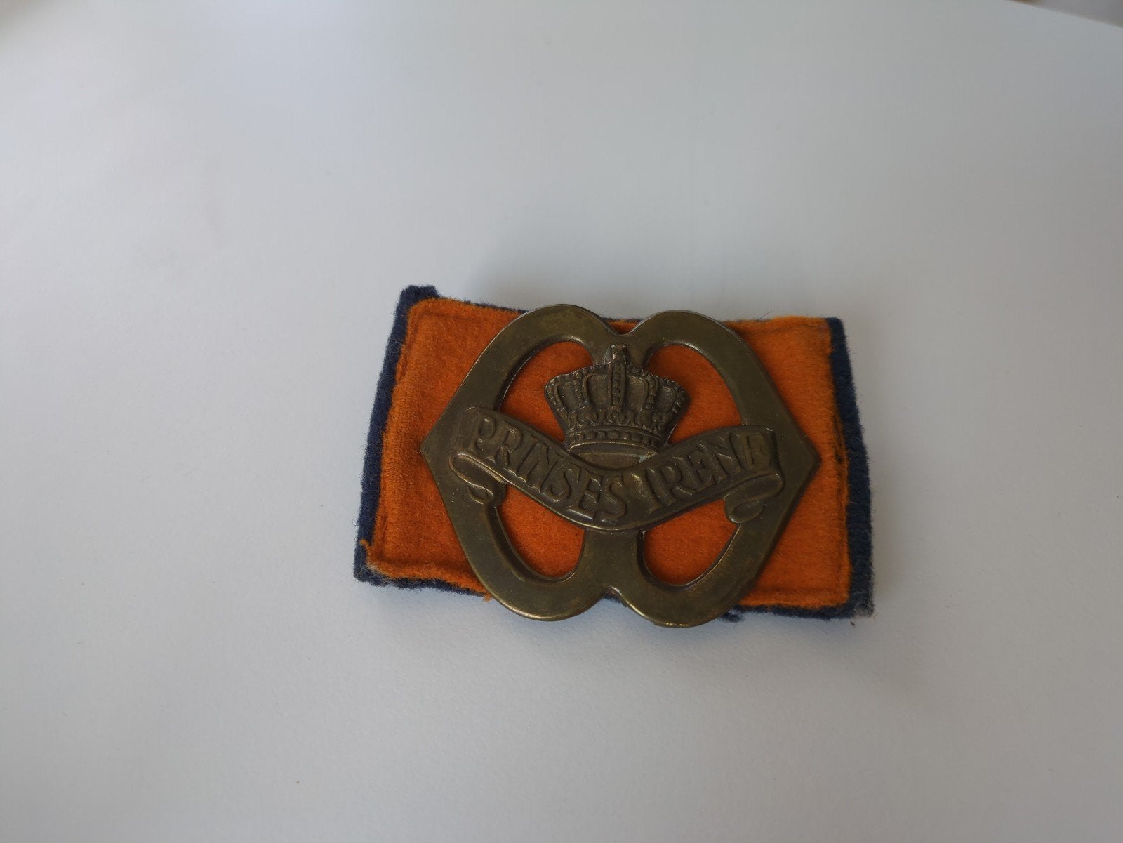 Origineel naoorlogs baretembleem "Prinses Irene", Ophalen of Verzenden, Landmacht, Nederland, Embleem of Badge
