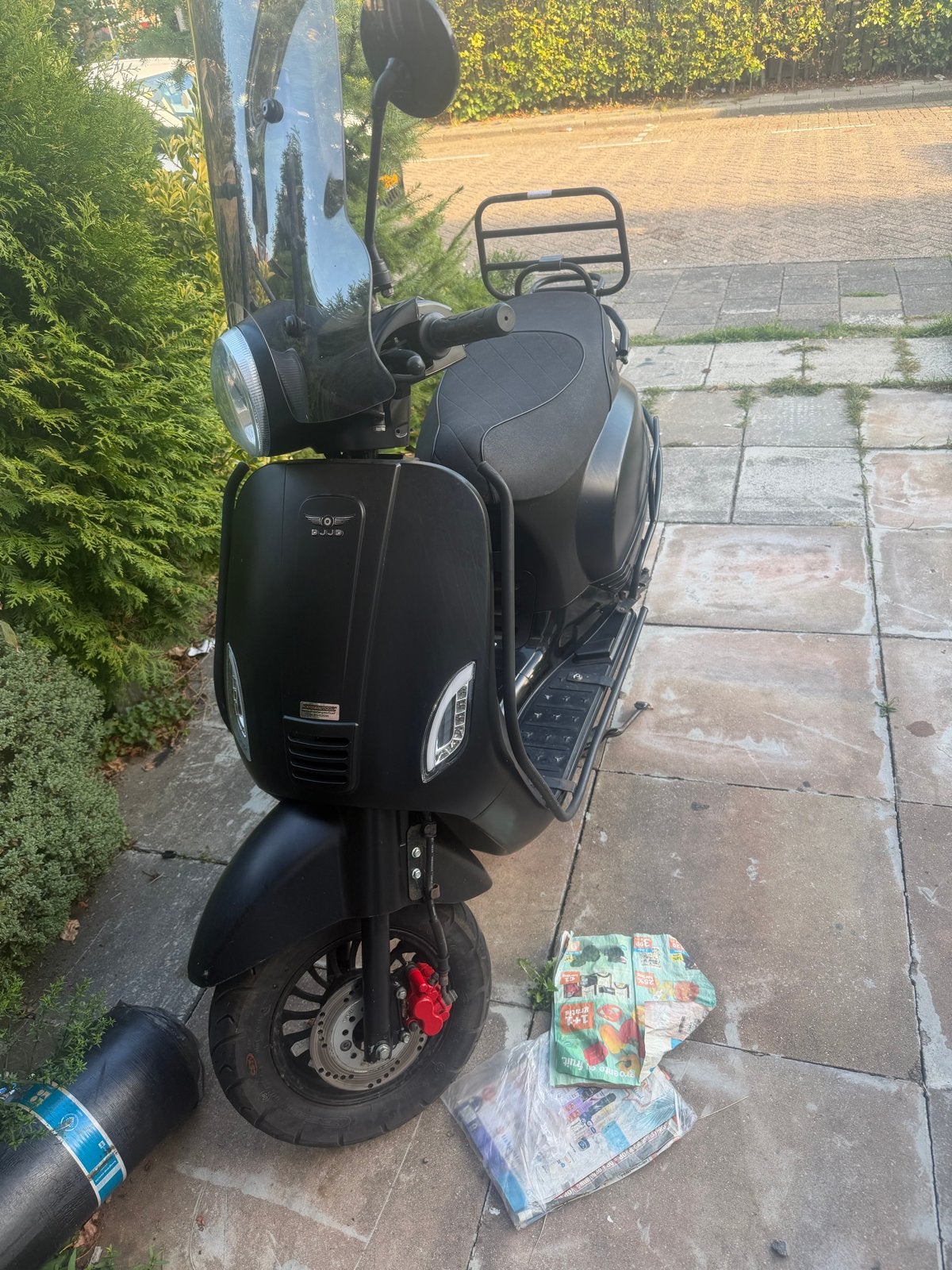 Zwarte scooter met windscherm en bagagerek, Ophalen of Verzenden, Gebruikt, Benzine, Overige merken