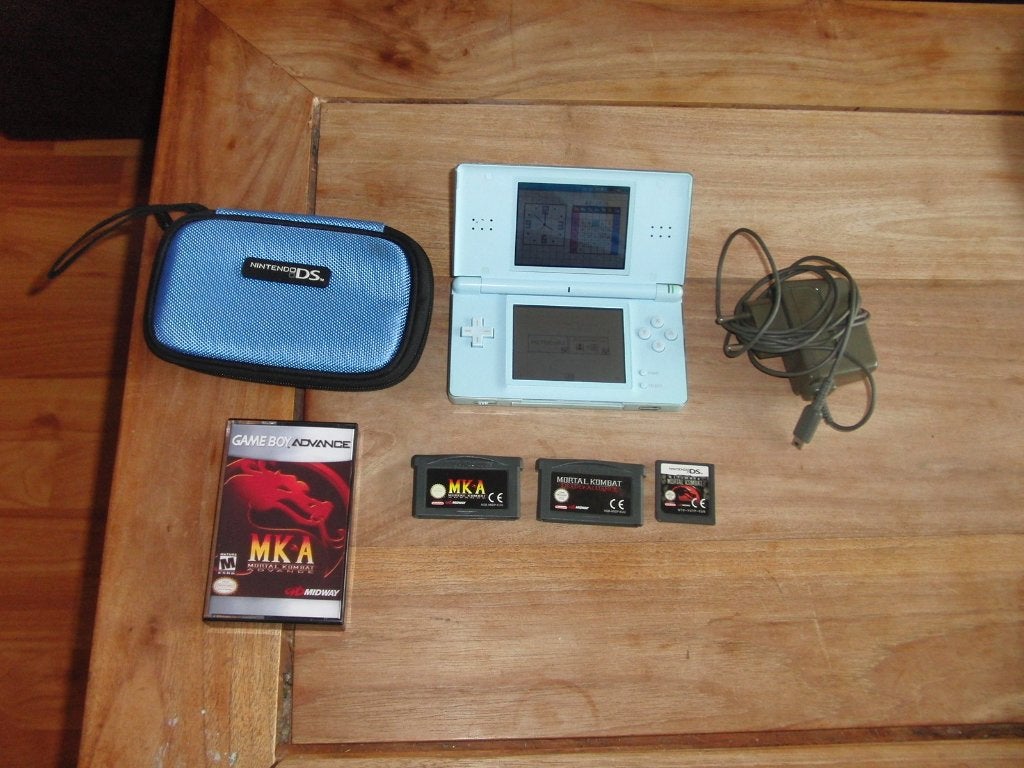 Nintendo DS Lite + 3x Zeldzame Mortal Kombat Games + Pouch, Gebruikt, Blauw, Ophalen of Verzenden, Met beschermhoes of tas