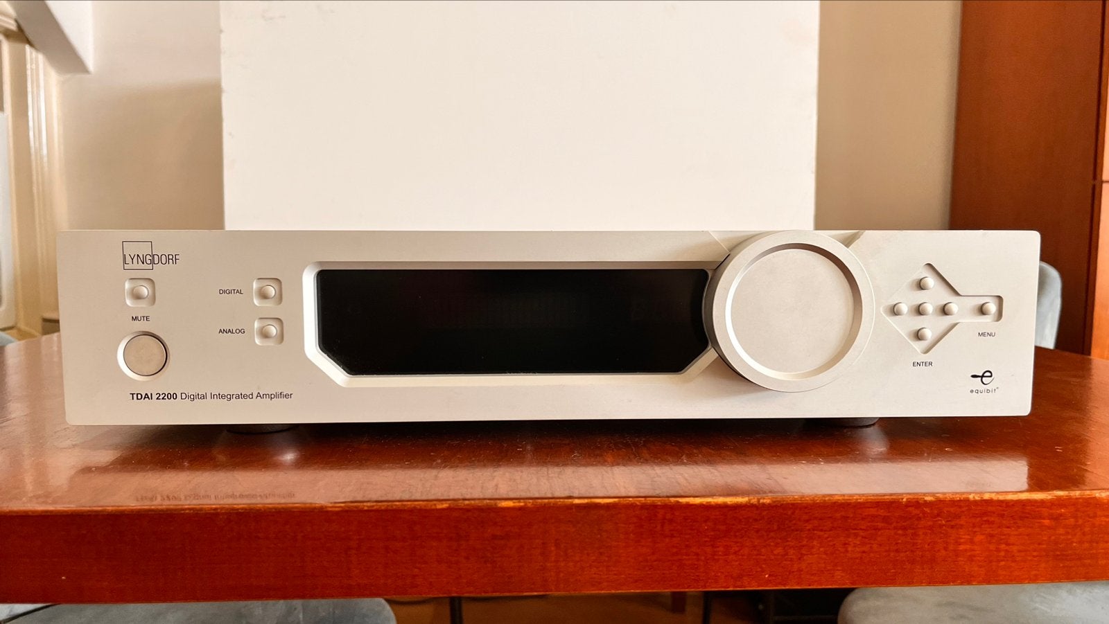 Mooie Lyngdorf TDAI 2200 met “Room Perfect”, Audio, Tv en Foto, Versterkers en Receivers, Zo goed als nieuw, 120 watt of meer