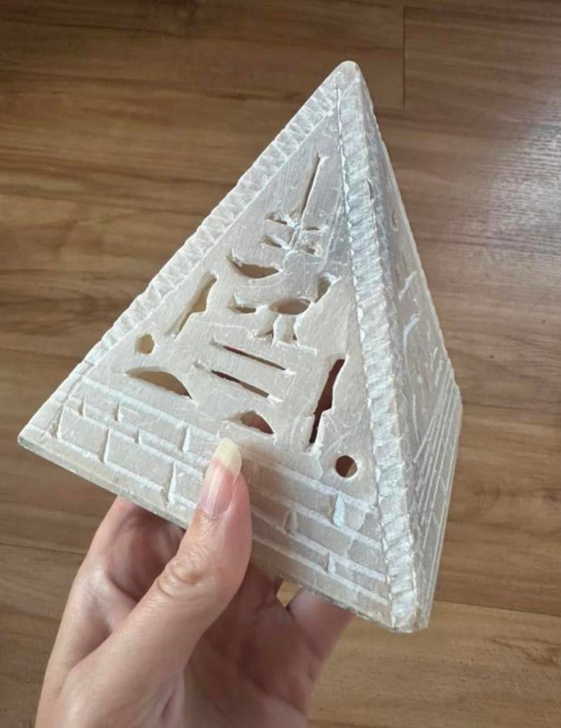 Handgemaakte albasten piramide als kaarsenstandaard, Ophalen of Verzenden, Overige materialen