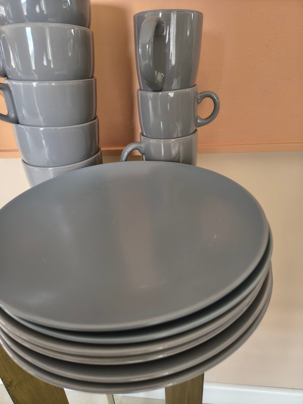 Grijs servies: 6 soepkommen, 3 mokken, 10 borden (Hema), Huis en Inrichting, Hema, Gebruikt, Keramiek, Ophalen of Verzenden