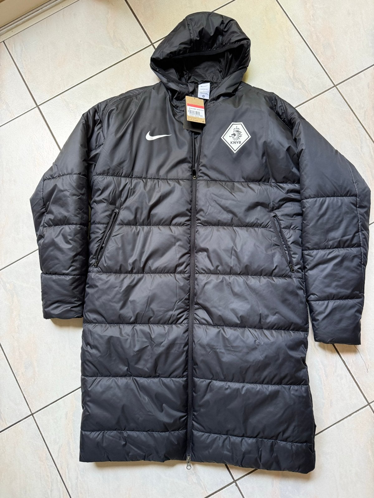 Nike KNVB Winterjas Zwart - Nieuw met labels, Kleding | Heren, Jassen | Winter, Ophalen of Verzenden, Nieuw, Maat 52/54 (L), Zwart