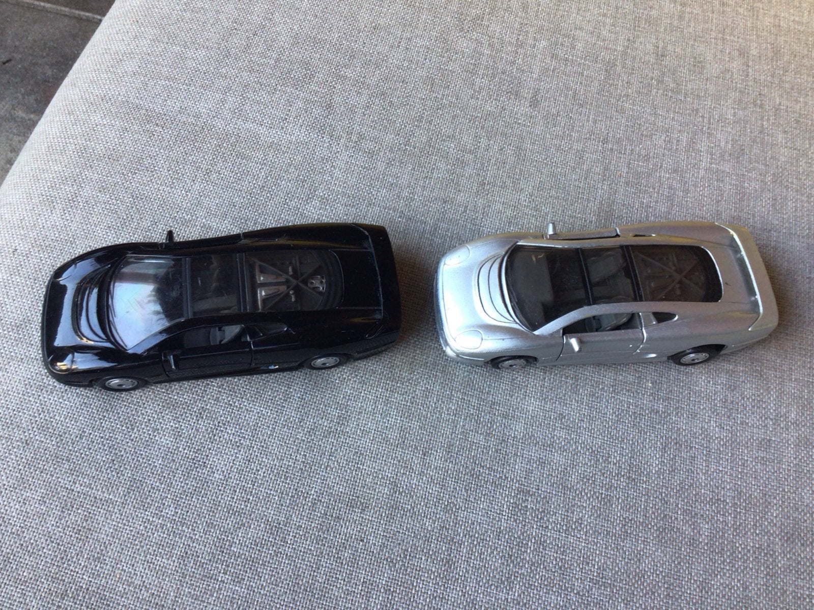 Set van 2 Jaguar XJ220 modelauto's (zwart en zilver), Ophalen of Verzenden, Gebruikt, Auto, Overige merken